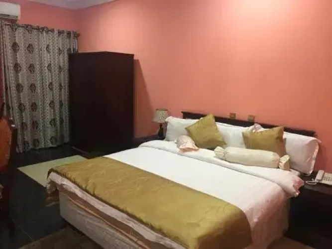 Kaura Hotel and Suites