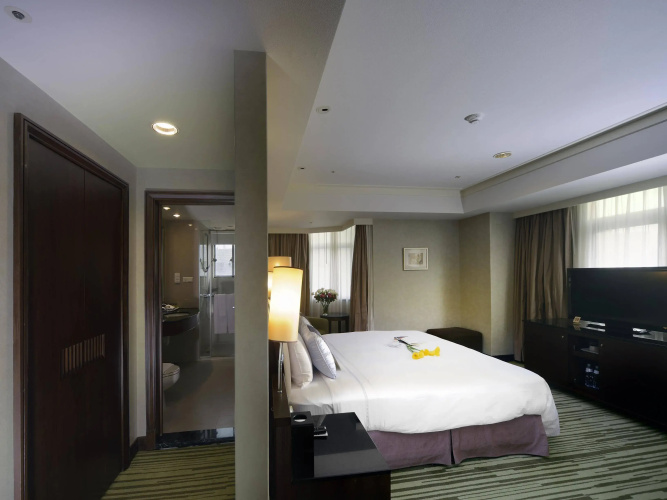 City Lake Hotel