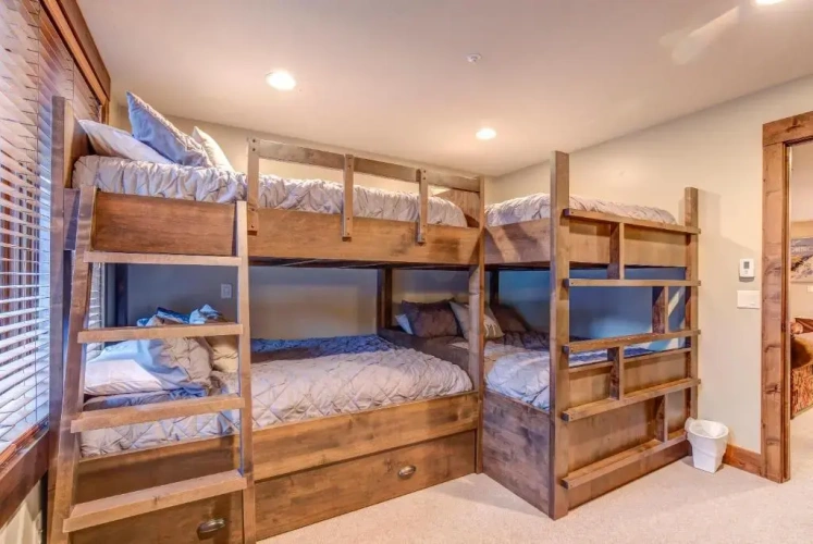 5 Bedrooms Cottage