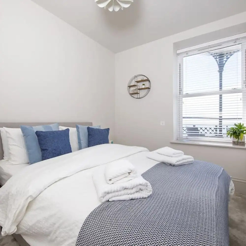 Panoramic sea Views in Beachfront apt w Balcony
