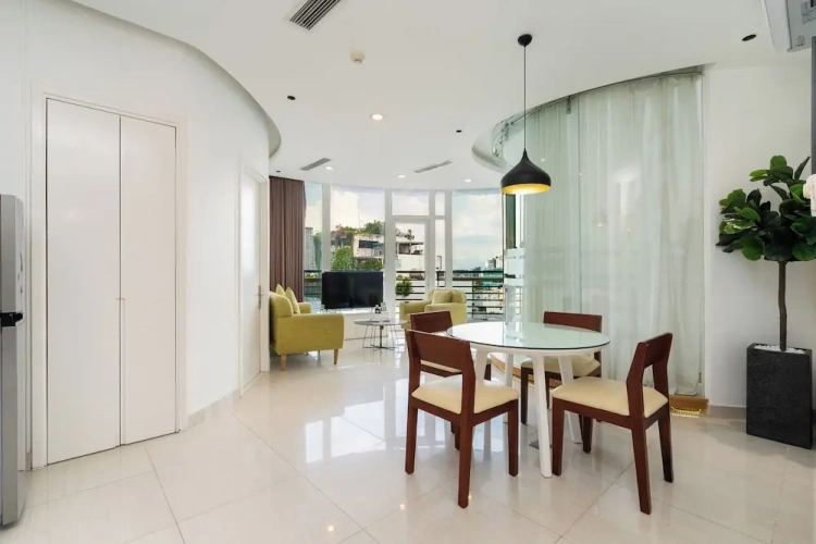 2 Bedrooms Luxury Apartment with city view