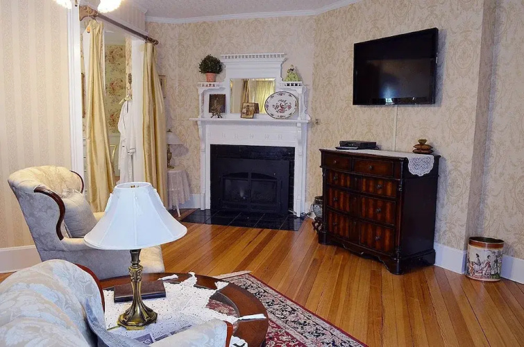 1862 Seasons on Main Bed and Breakfast