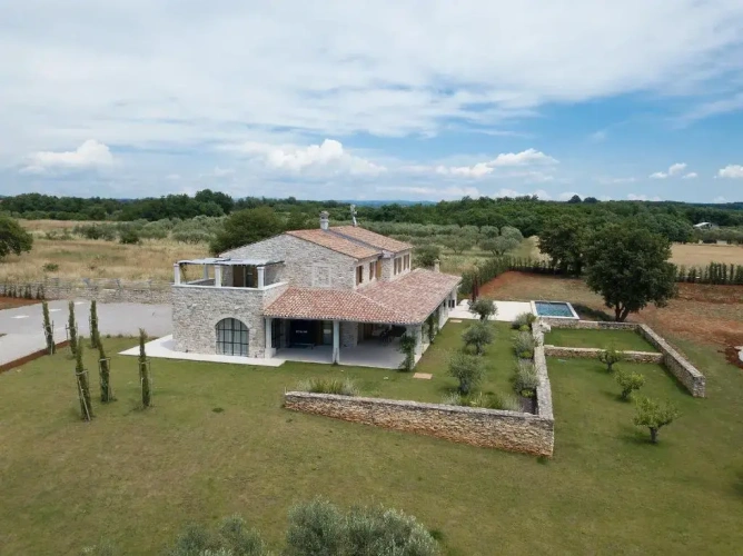 4 Bedrooms Cottage