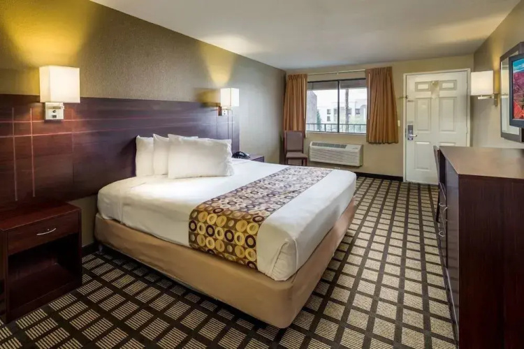 Travelers Inn