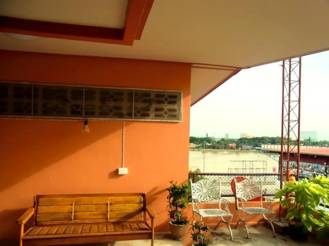 28 Rachabutr Hostel