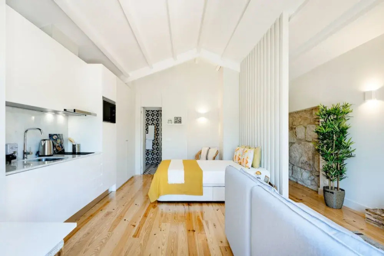Porto Downtown Studio with Balcony