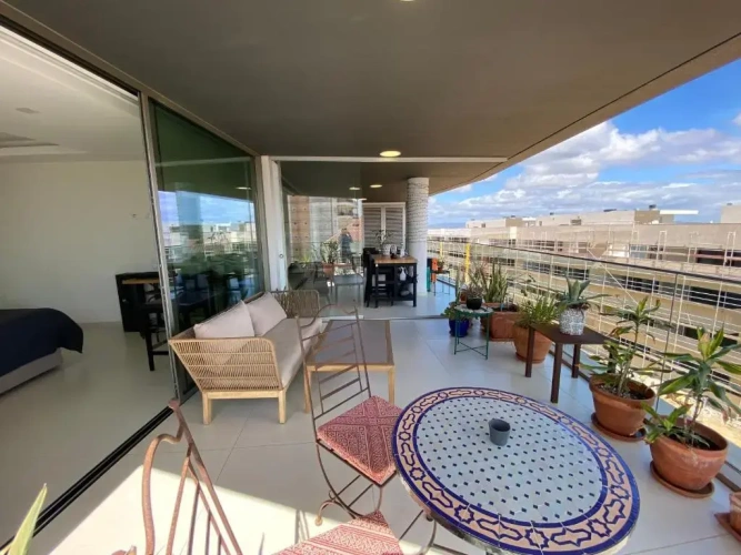 3 Bedrooms Apartment