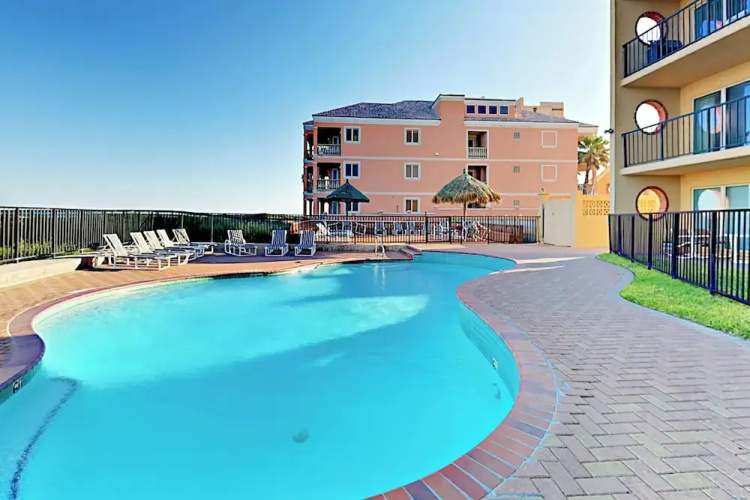 Roomy 2BR Oceanfront Condo 1st-floor: Patio & Pool