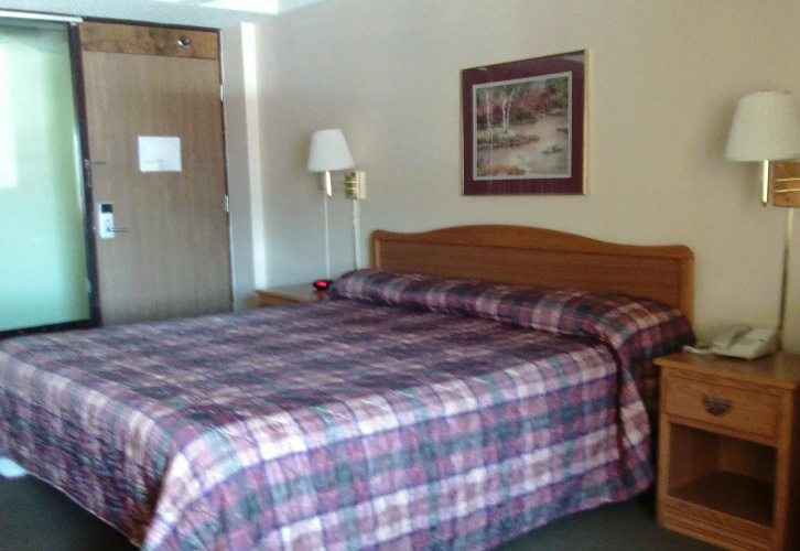 5th Avenue Inn and Suites