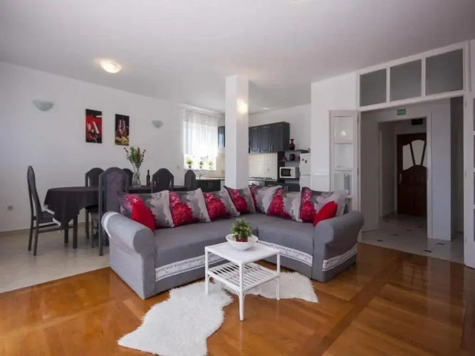 3 Bedrooms Apartment with garden view
