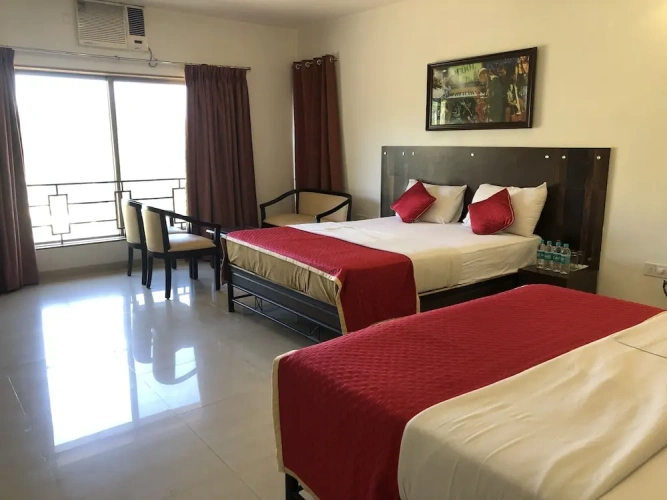 Deluxe Quadruple room with city view