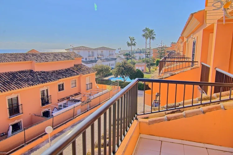 3 Bedrooms Cottage with balcony