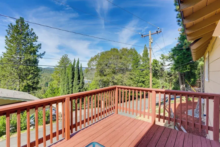 Crestline Cabin: Close to Lake Arrowhead & Skiing
