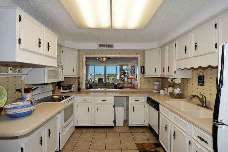 Shoreline 3044 Condo by RedAwning