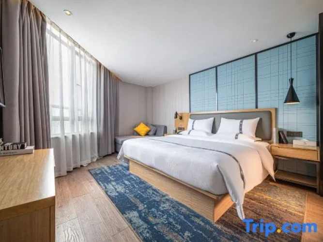 1 Bedroom Deluxe Suite with city view