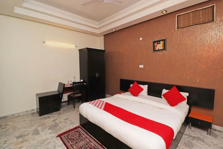 OYO 29008 Mannat Residency Hotel