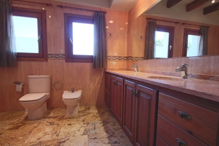 Private 4-bedroom Villa w/ Pool, Summer Kitchen & Expansive Living Space