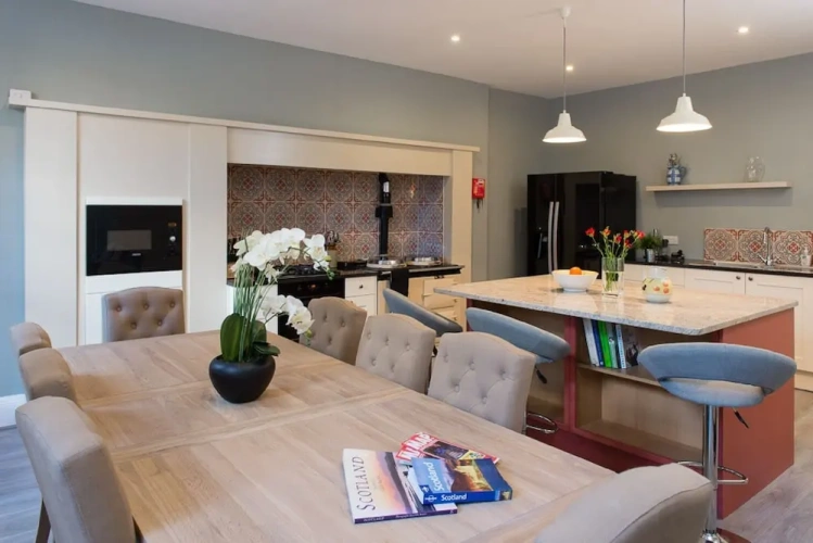 3 Bedrooms Apartment