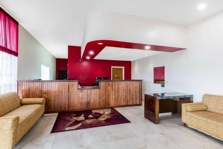 Econo Lodge Inn & Suites