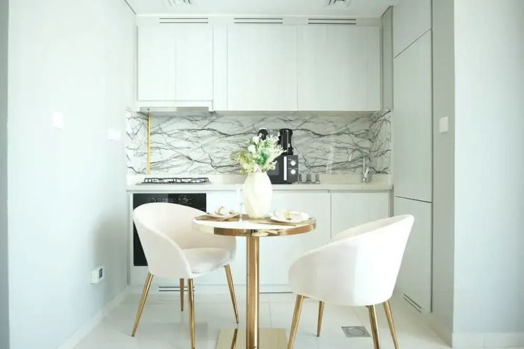 KeyRock Living - Lakeview Luxury