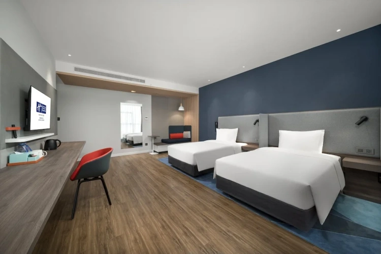 Standard Twin room with city view