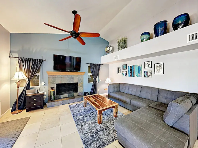 747 Phoenix - 4 Br Home