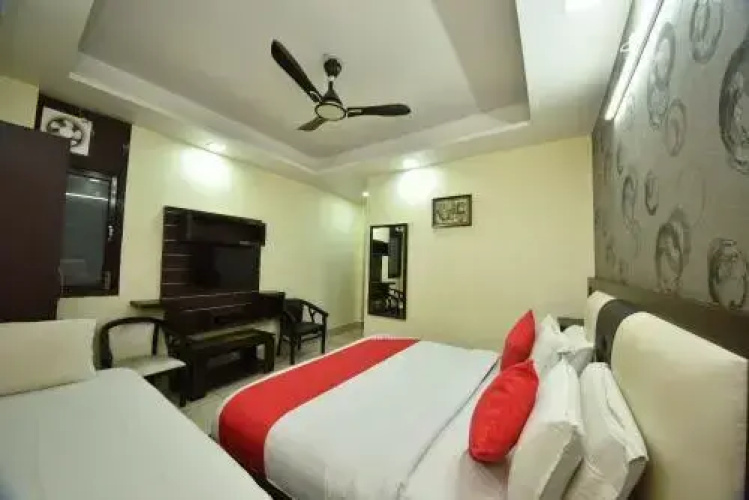 Hotel Jhankar by OYO Rooms