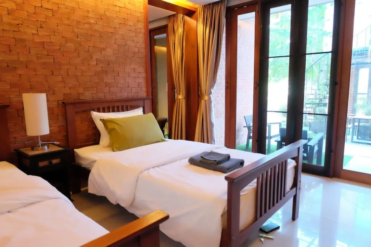 2 Bedrooms Standard Quadruple Family room with balcony