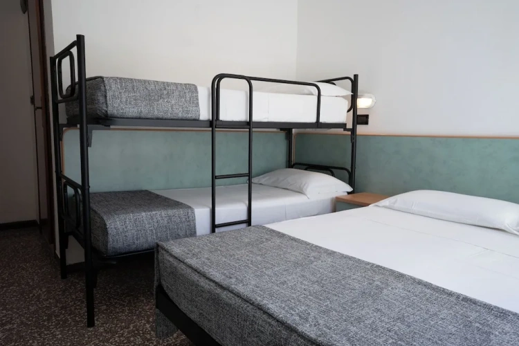 Classic Quadruple room with balcony and with partial sea view