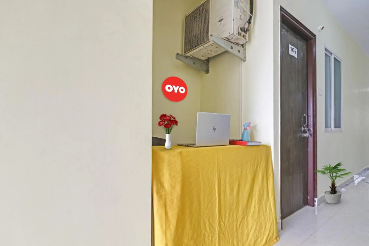 Super OYO 90936 Dk Reddy Square