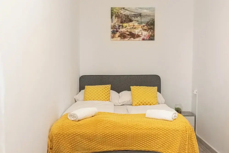 Elegant 3BR Apt Steps from Hauptbahnhof