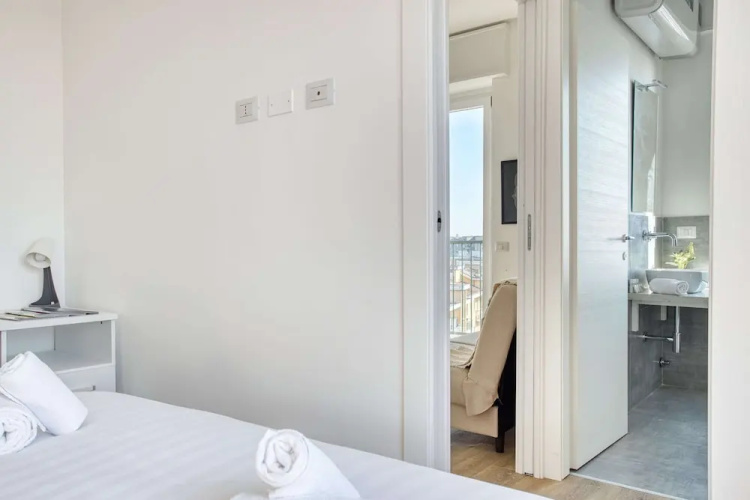 Bright flat near Lambretta Park