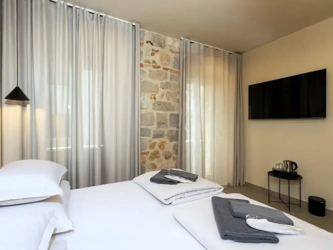 Deluxe Double room with balcony and with partial sea view