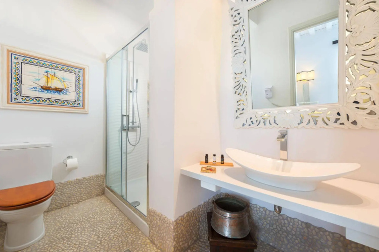F Fine Suites- Adults Only