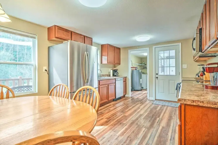 Sevierville Home w/ Hot Tub ~ 4 Mi to Dollywood!