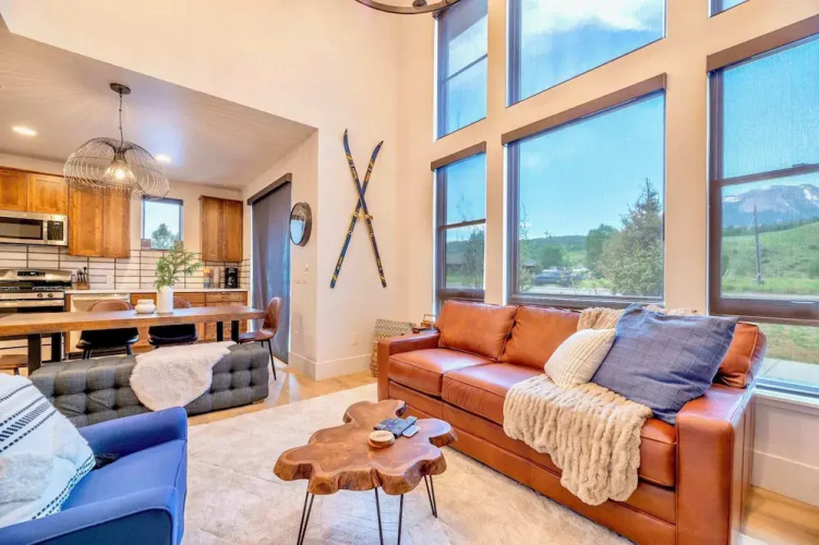 Luxury Mountain Winter Getaway w Picturesque Views