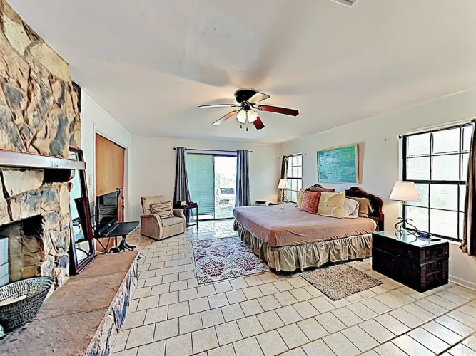 Private Beach Direct Water Views 4BR by RedAwning