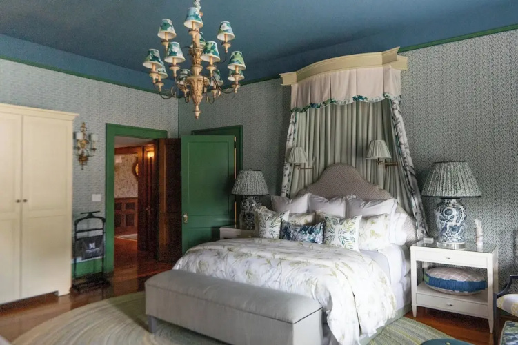 Pandora's Manor Bed & Breakfast