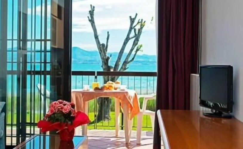 1 Bedroom Apartment with lake view