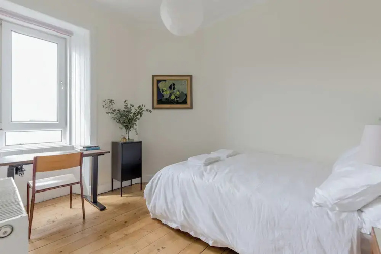 Edinburgh Castle Views Stylish 2BD Flat Sleeps 4
