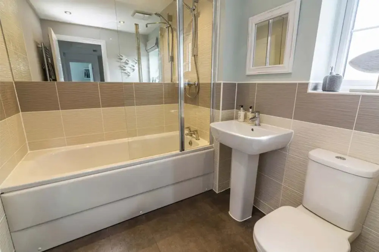 Spacious 4bed House in Derby with Garden