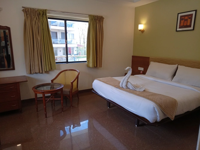 Executive Suite with pool view
