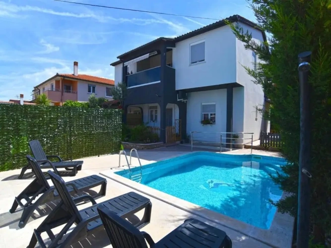 1 Bedroom Apartment with pool view