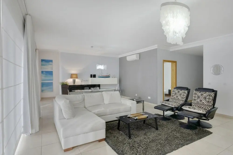 Luxury Apt With Side Seaviews and Pool, Best Location