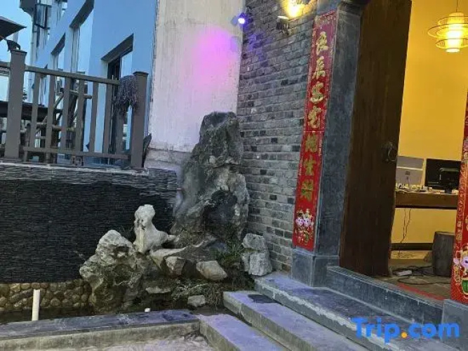 Wuyuan style waterfront homestay