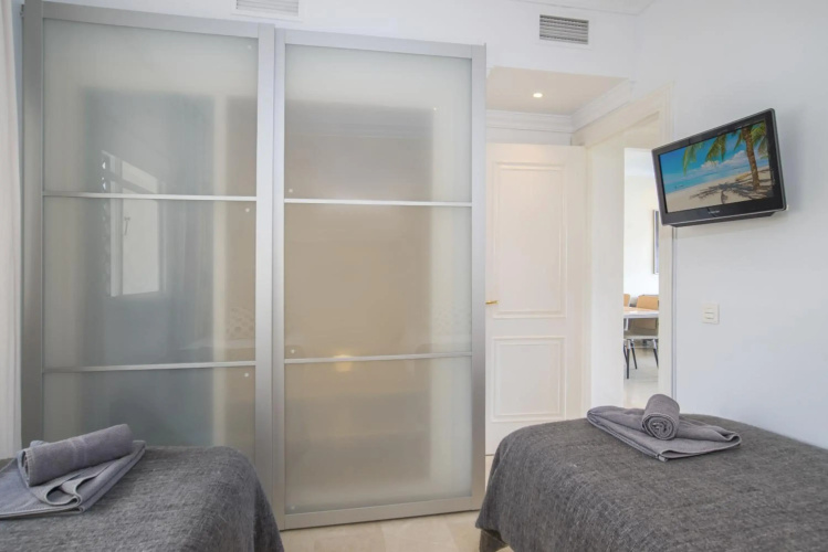 2 bedroom apartment next to porto