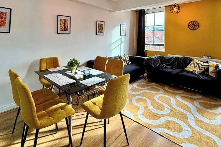 3 Bed Flat - Sleeps 8 - Parking - Wifi