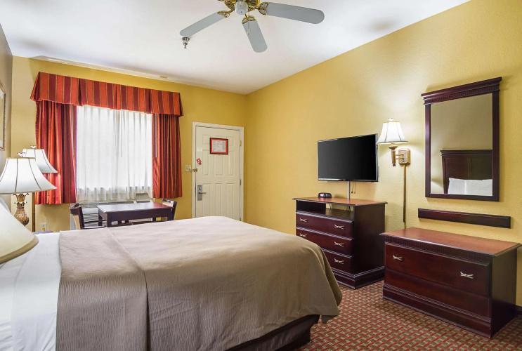 Bryant Inn & Suites