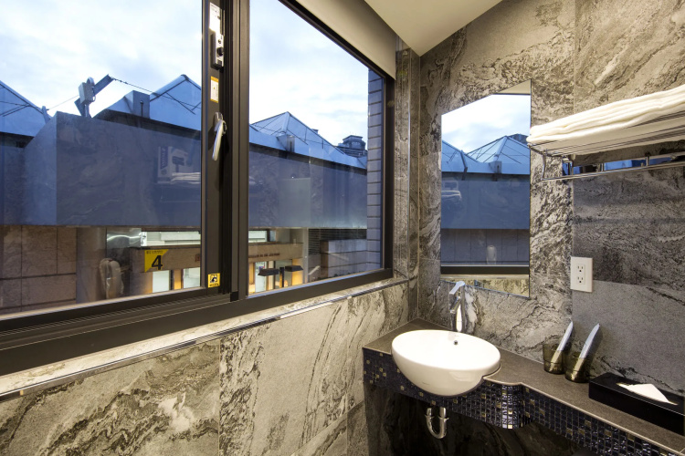 Metro Apartment