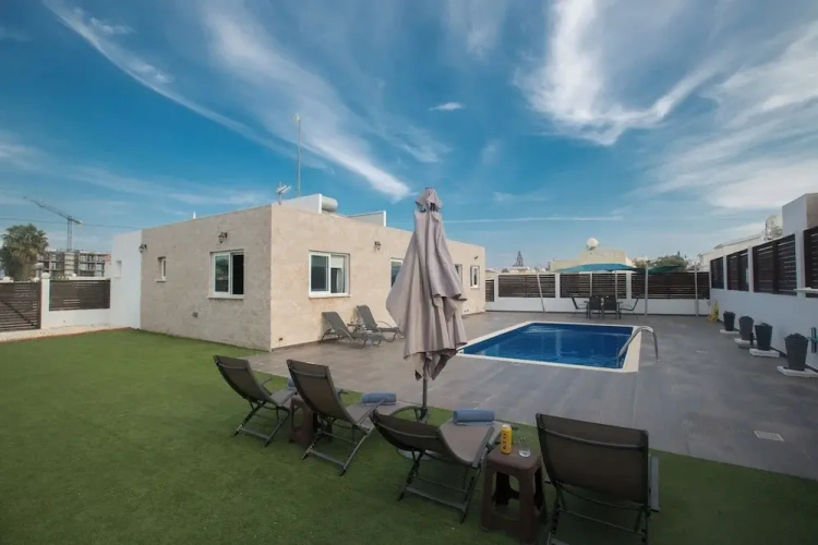 3 Bedrooms Villa with garden view